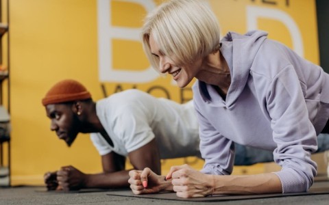 平板支撑男性一般几分钟合格（2分钟就算及格）