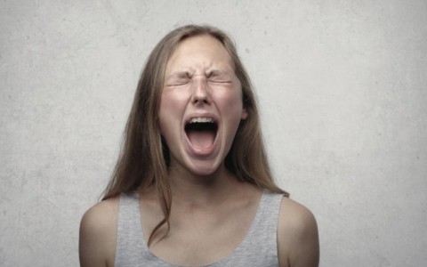 女人经期为什么爱发火？激素与情绪的关系