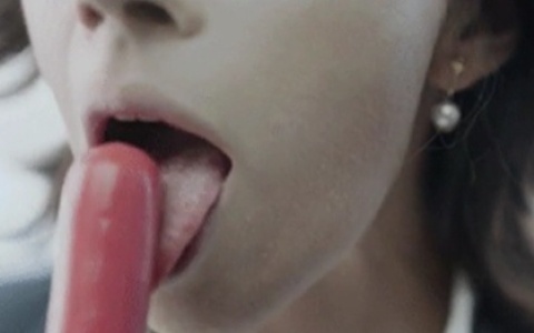 女票舌头很灵活是什么感觉？解锁舌头的情趣玩法！