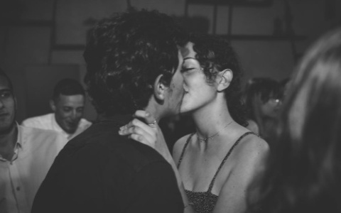 情侣们都应该学的6个亲吻小技巧