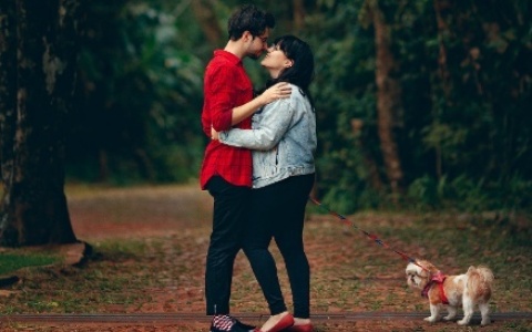 接吻的时候女生的手放哪合适