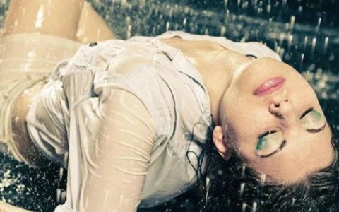 女生学会一个人打扑克，能让快乐翻倍！